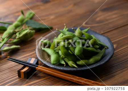 酒の肴 枝豆（ お酒のおつまみイメージ ）えだまめの塩茹で 豆 枝まめ 107922758