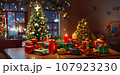 冬の夜のクリスマスのプレゼントが飾られたクリスマスツリー 107923230