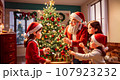 クリスマスのコスチュームを着ている笑顔の子供たち 107923232