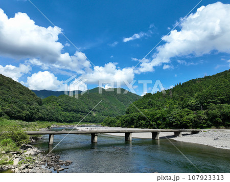 高知県四万十町　茅吹手沈下橋 107923313