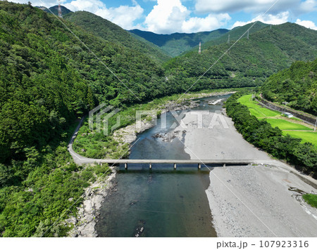 高知県四万十町 茅吹手沈下橋 高知県四万十町 茅吹手沈下橋 107923316