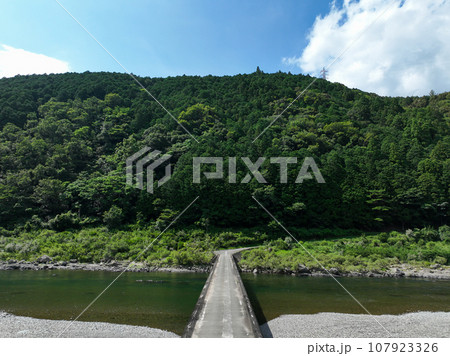 高知県四万十町　茅吹手沈下橋 107923326