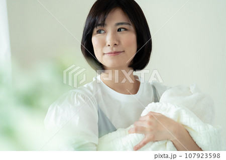 赤ちゃんを抱く若い女性 赤ちゃんを抱く若い女性 107923598