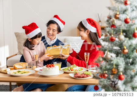 クリスマスの若い家族 クリスマスの若い家族 107925513
