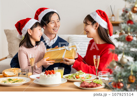 クリスマスの若い家族 クリスマスの若い家族 107925514