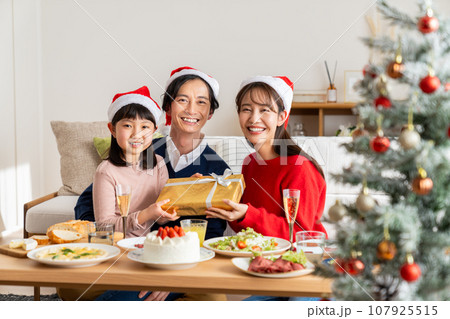 クリスマスの若い家族 107925515