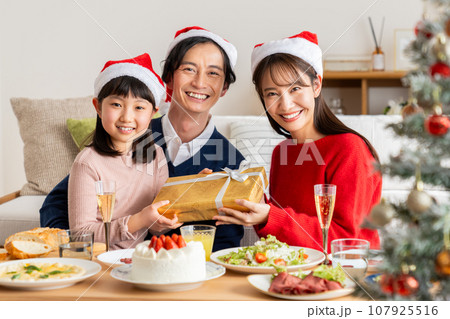 クリスマスの若い家族 107925516