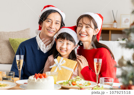クリスマスの若い家族 107925518