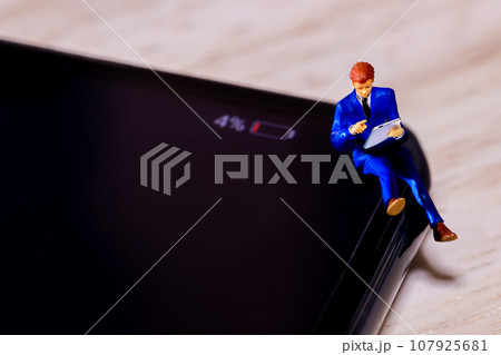 バッテリーの残量がなくなっているタブレットとビジネスマン AI生成画像 107925681