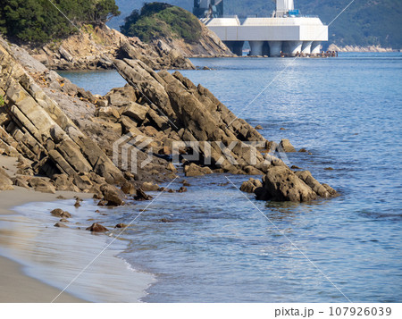 千鳥ヶ浜海岸の岩と砂浜。徳島県鳴門市。 107926039
