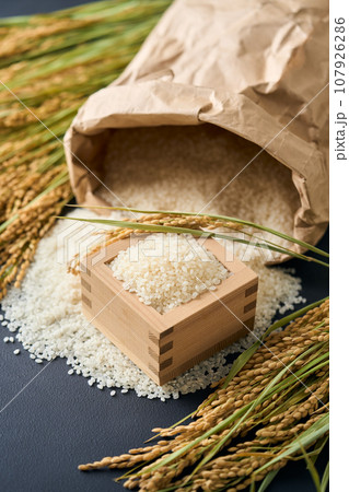 米袋から溢れたお米 107926286