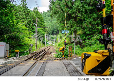田舎の踏切の写真素材 107926464