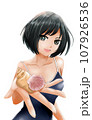 貝を拾ったスクール水着の女の子 107926536
