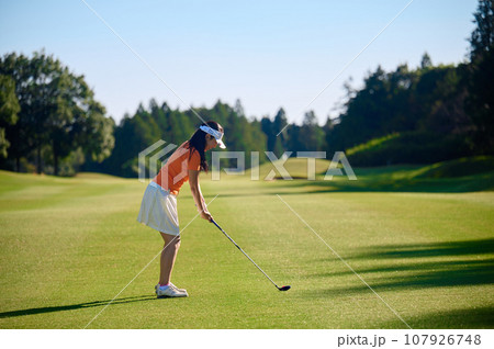 ゴルフを楽しむ女性　 107926748