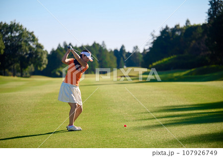 ゴルフを楽しむ女性　 107926749
