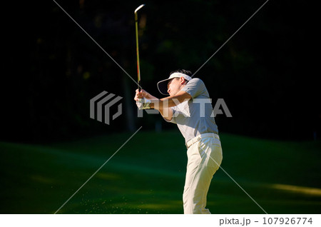 黒バック　ゴルフをする男性 107926774