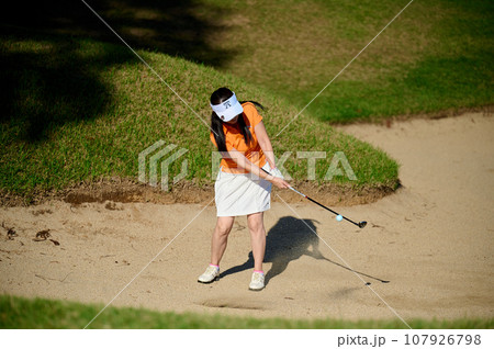 バンカーショットをする女性 107926798