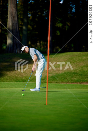グリーンでパターをする男性 107926801
