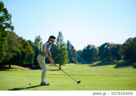 ゴルフをする40代男性 107926808
