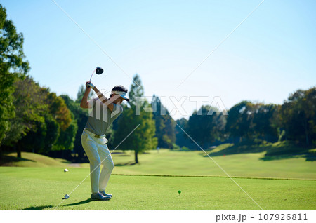 ゴルフをする40代男性 107926811