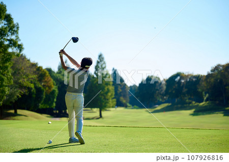 ゴルフをする40代男性 107926816