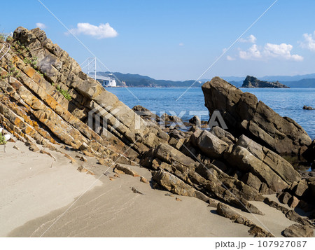 千鳥ヶ浜海岸の岩。徳島県鳴門市。 千鳥ヶ浜海岸の岩。徳島県鳴門市。 107927087