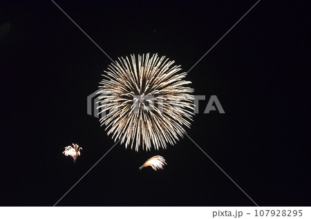 打ち上げ花火 花火大会 打ち上げ花火 花火大会 107928295