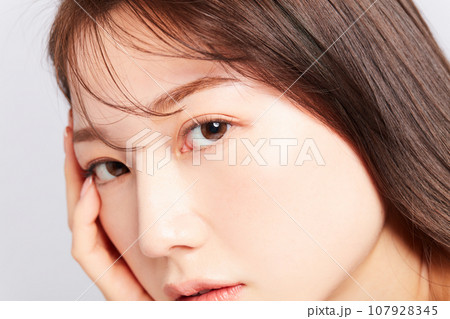 ビューティー若い日本人女性 目元のアップ ビューティー若い日本人女性 目元のアップ 107928345