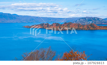 発荷峠第一展望休憩所から望む秋の十和田湖 107928813