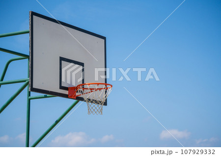 青空に映えるバスケットゴール 107929332