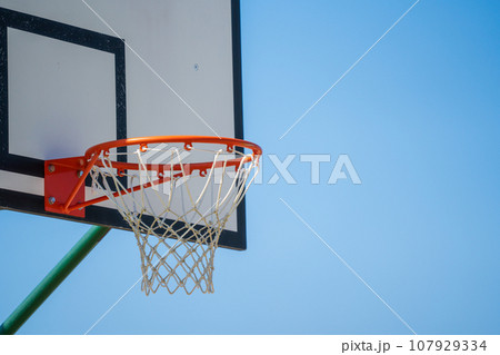 青空に映えるバスケットゴール 107929334