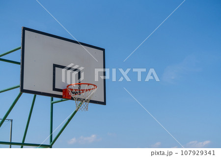 青空に映えるバスケットゴール 青空に映えるバスケットゴール 107929341