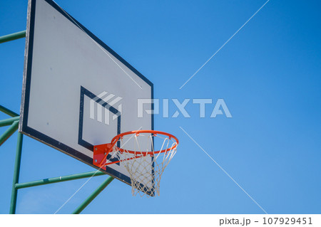 青空に映えるバスケットゴール 107929451