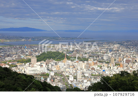 眉山公園から眺めた徳島市と阿波しらさぎ大橋 眉山公園から眺めた徳島市と阿波しらさぎ大橋 107929716