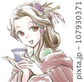 飲み物を差し出す女性 107930371