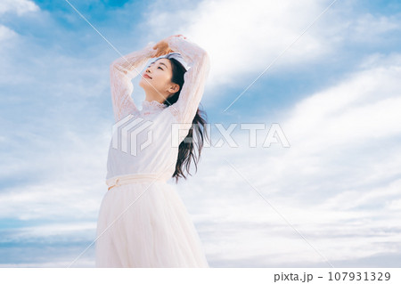 青空背景の女性ポートレート 青空背景の女性ポートレート 107931329