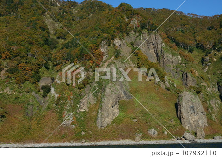 北海道知床半島の秋の景色 北海道知床半島の秋の景色 107932110