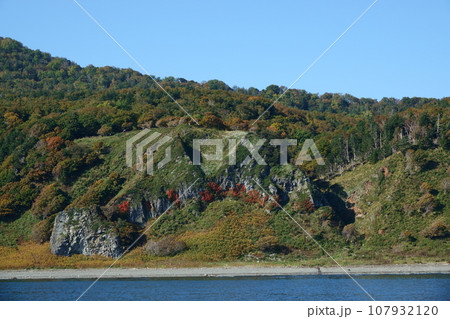 北海道知床半島の秋の景色 北海道知床半島の秋の景色 107932120
