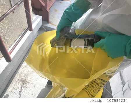 アスベスト用専用袋に廃棄 アスベスト用専用袋に廃棄 107933234