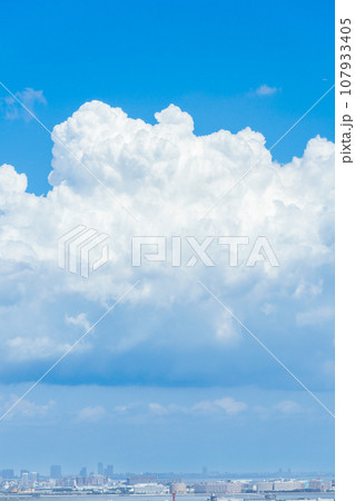 東京湾に浮かぶ入道雲と街並み 東京湾に浮かぶ入道雲と街並み 107933405