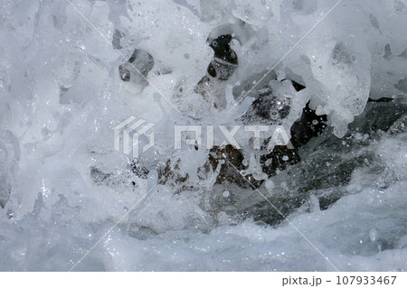 水の造形　波 107933467