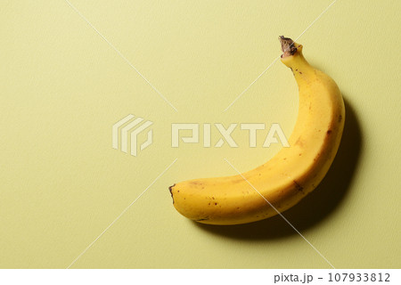 黄色背景と一本のバナナ 107933812