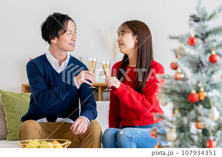 クリスマスのカップル クリスマスのカップル 107934351