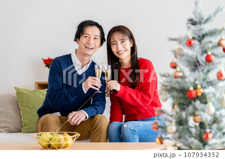 クリスマスのカップル クリスマスのカップル 107934352