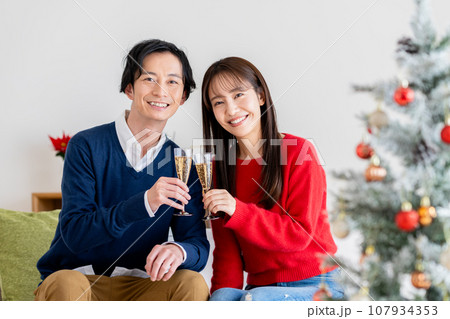 クリスマスのカップル 107934353