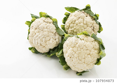 白バックのカリフラワー 107934873