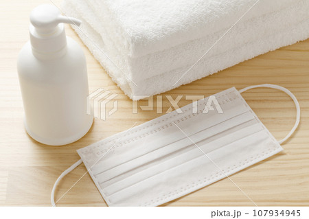 マスクとタオルとハンドソープ 107934945