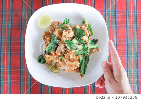 stir fried noodles with pork and vegetable 107935239