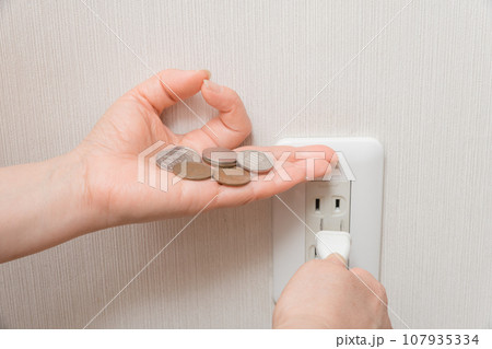 【電気代の節約をイメージする主婦　小銭編】 107935334