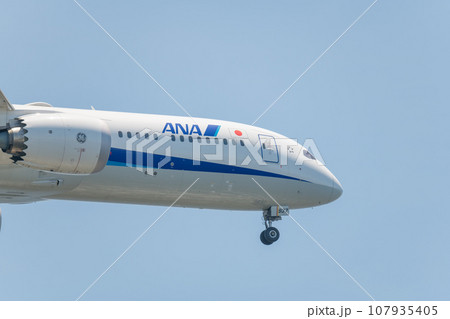【城南島海浜公園上空から着陸態勢のANA機】 107935405
